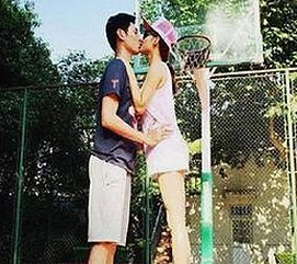 娱乐圈吃瓜背后的心理与人性热议，网友为何欲罢不能？